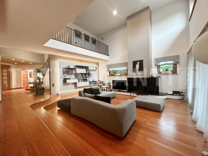 Modern Villa for Sale in Villa Guardia Como