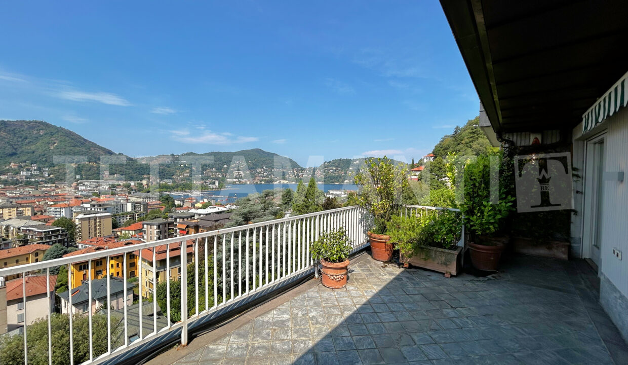 Penthouse with large terrace overlooking Como